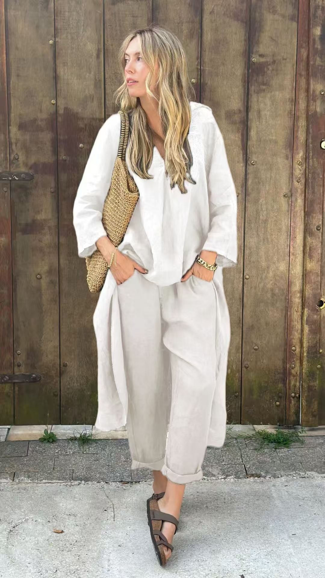 Ensemble deux pièces composé d'un haut et d'un pantalon avec un ourlet haut-bas de couleur unie