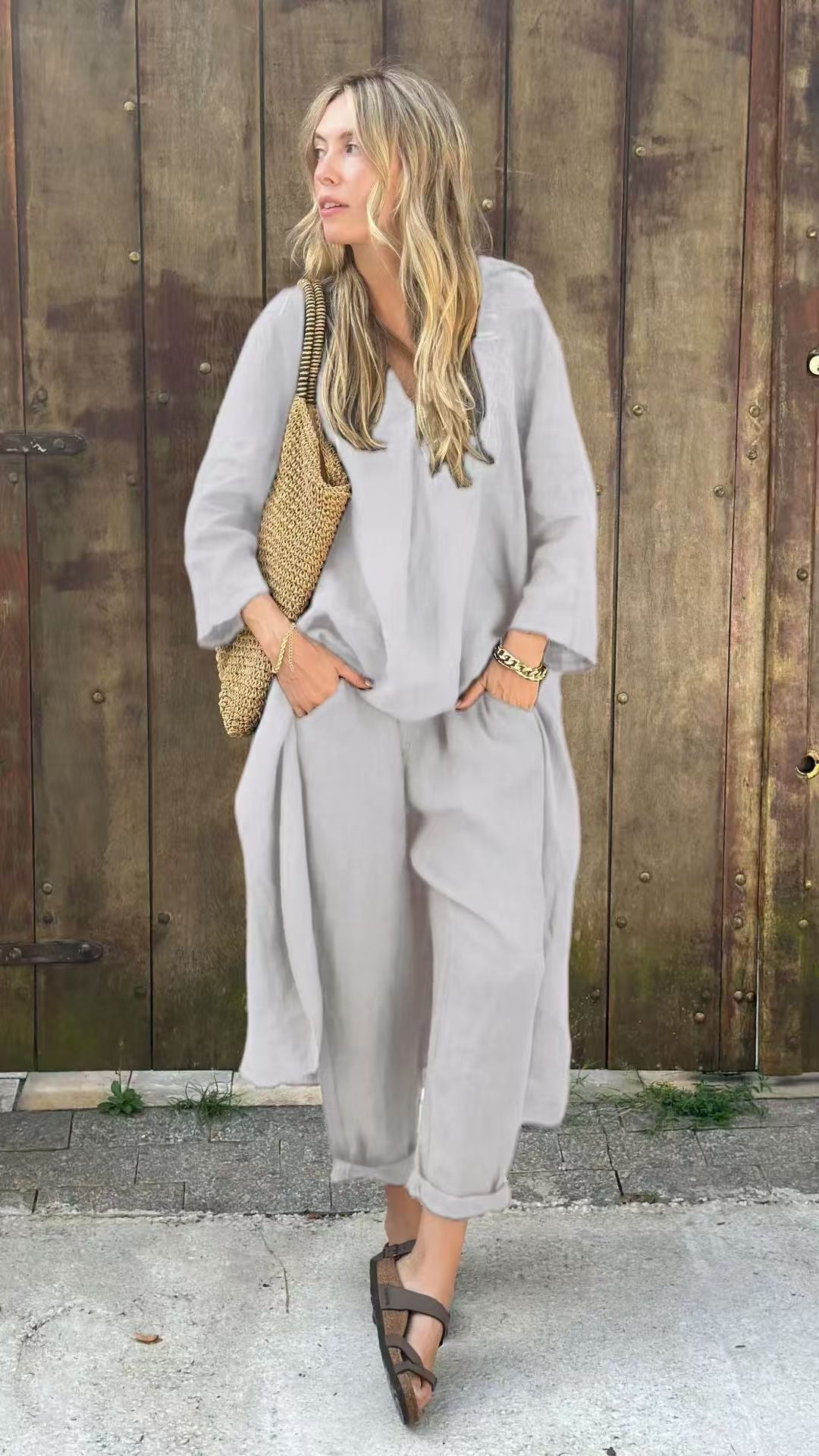 Ensemble deux pièces composé d'un haut et d'un pantalon avec un ourlet haut-bas de couleur unie