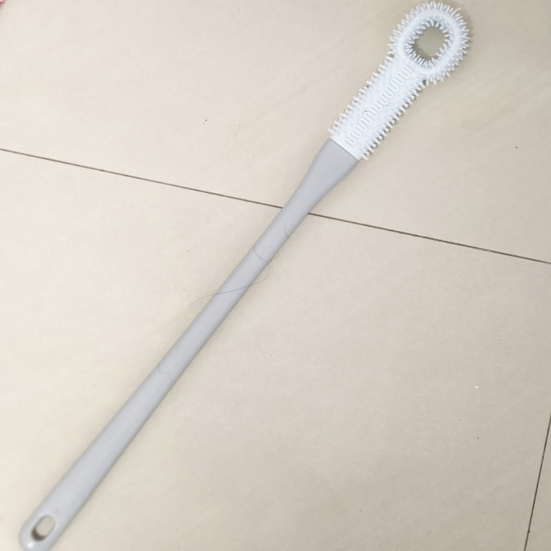 Brosse à long manche pour nettoyer les orteils et les pieds