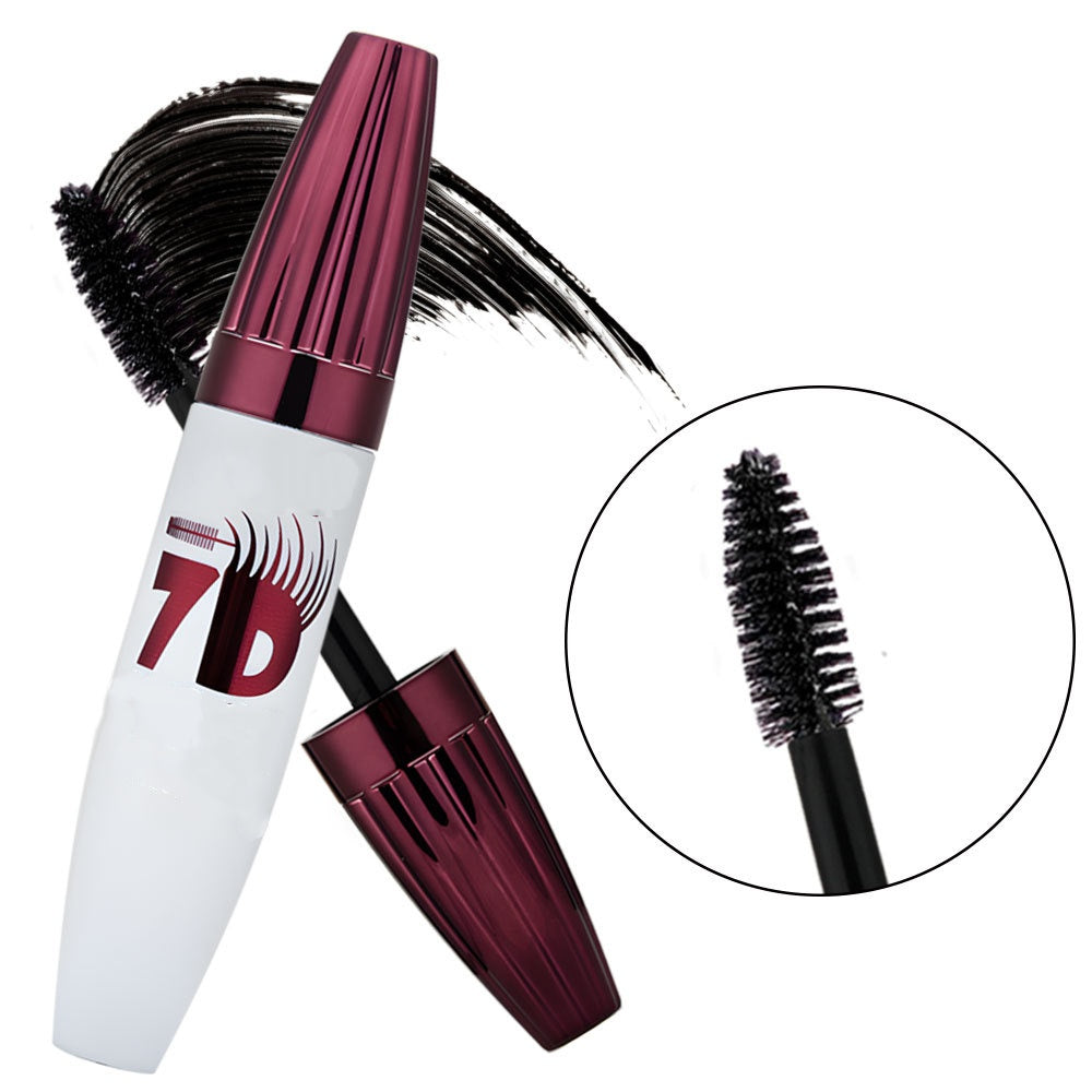 Mascara allongeant et recourbant, sans bavures