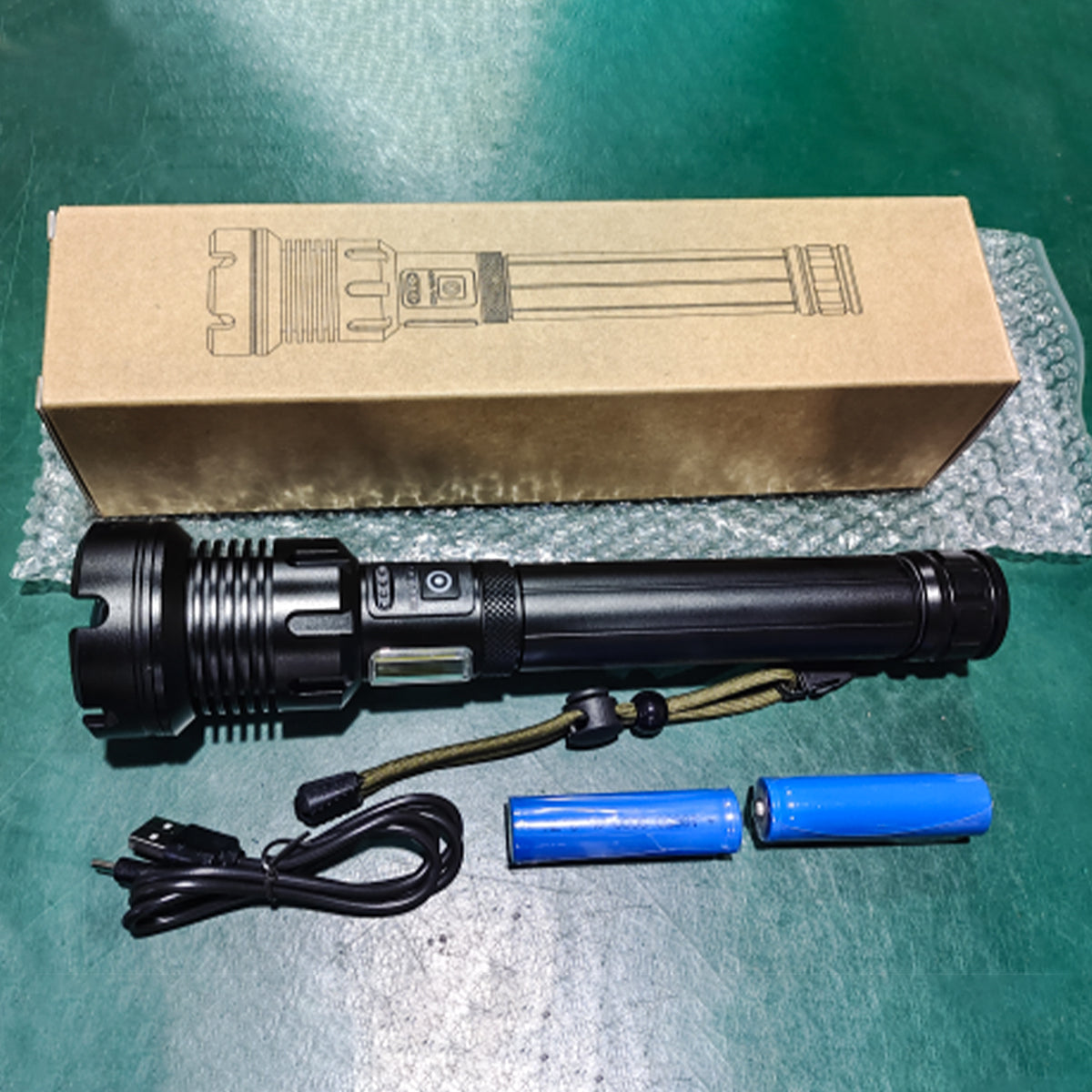 Lampe torche tactique rechargeable à LED et laser 9000 lumens