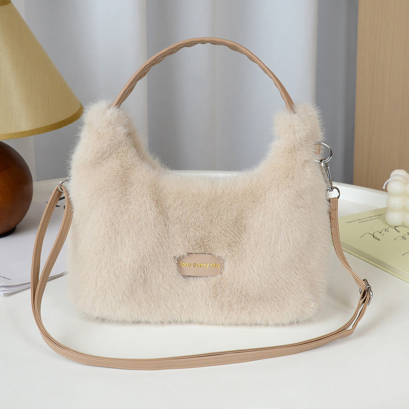 Sac à bandoulière en peluche pour femmes au design minimaliste et chic
