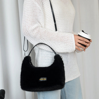 Sac à bandoulière en peluche pour femmes au design minimaliste et chic