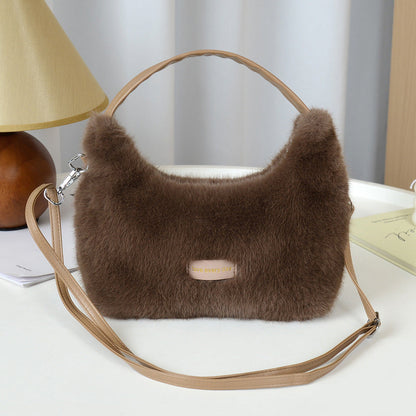 Sac à bandoulière en peluche pour femmes au design minimaliste et chic