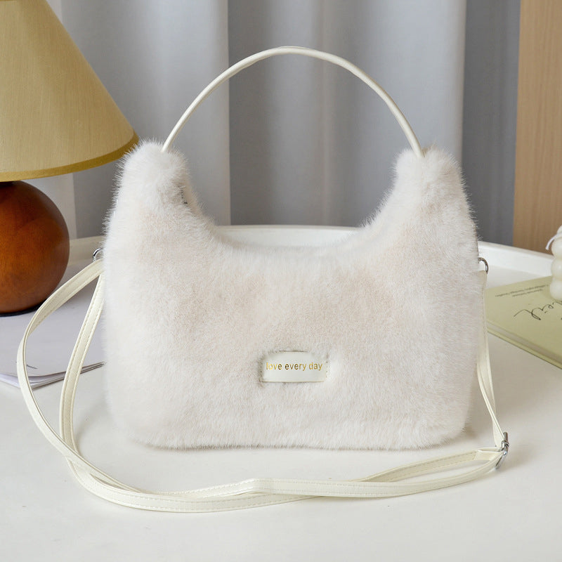 Sac à bandoulière en peluche pour femmes au design minimaliste et chic
