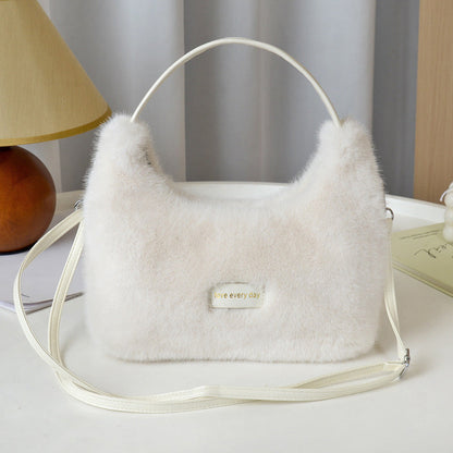 Sac à bandoulière en peluche pour femmes au design minimaliste et chic