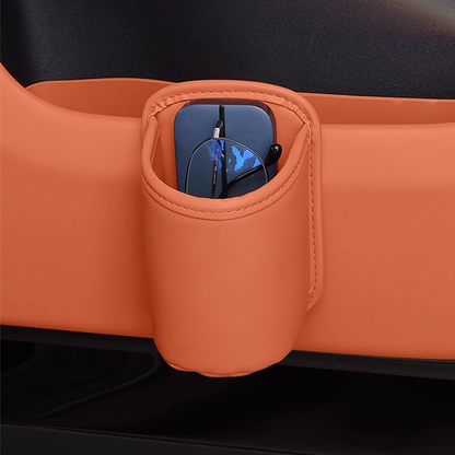 🥳 PROMO EXCEPTIONNELLE 2026 💞 +50 000 exemplaires vendus !  🚗🧺 −50 % sur le porte-gobelet en cuir pour portière auto. ✅ Large ouverture : accès facile aux boissons et au téléphone. 🔒 Fixation par clip, maintien sécurisé. 🛡️ Cuir PU résistant et élégant.