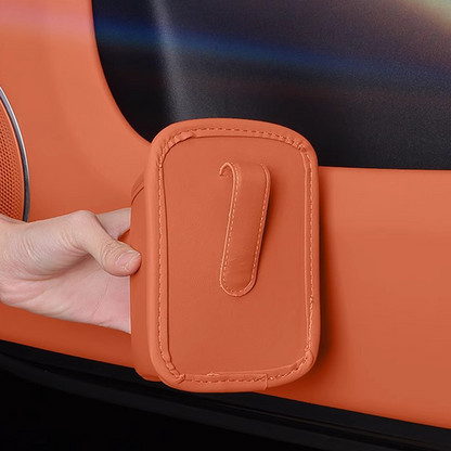 🥳 PROMO EXCEPTIONNELLE 2026 💞 +50 000 exemplaires vendus !  🚗🧺 −50 % sur le porte-gobelet en cuir pour portière auto. ✅ Large ouverture : accès facile aux boissons et au téléphone. 🔒 Fixation par clip, maintien sécurisé. 🛡️ Cuir PU résistant et élégant.