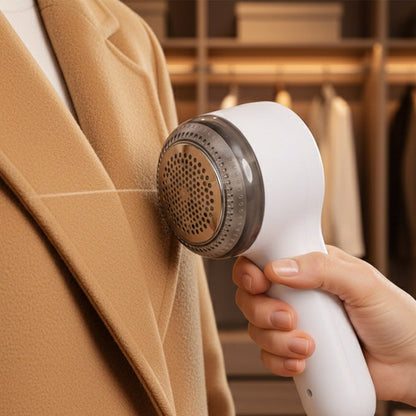 Appareil électrique portable pour enlever les peluches des vêtements