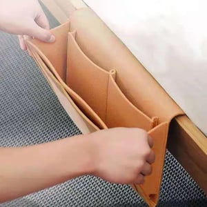 Rangez votre table de chevet en un clin d'œil ! Rangement coulissant sans outil