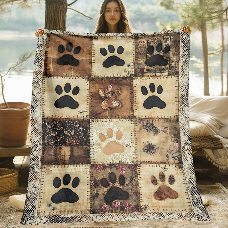 🐾 Couverture douce en flanelle avec empreintes de pattes | Chaude et douillette, mais légère 🤗 | Imprimé vif et durable ✨ | 2 couleurs et 7 tailles, de 70 × 100 à 160 × 220 cm 📏 | Parfaite pour le canapé, le lit et les voyages 🛋️